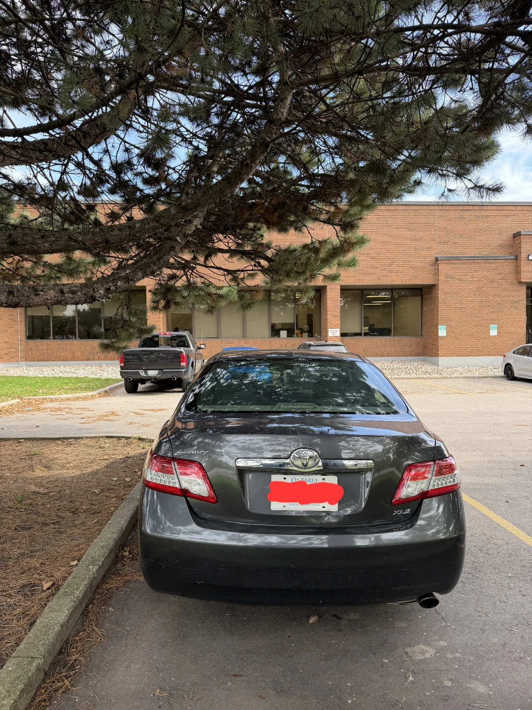 2011 Toyota Camry XLE - photo 2