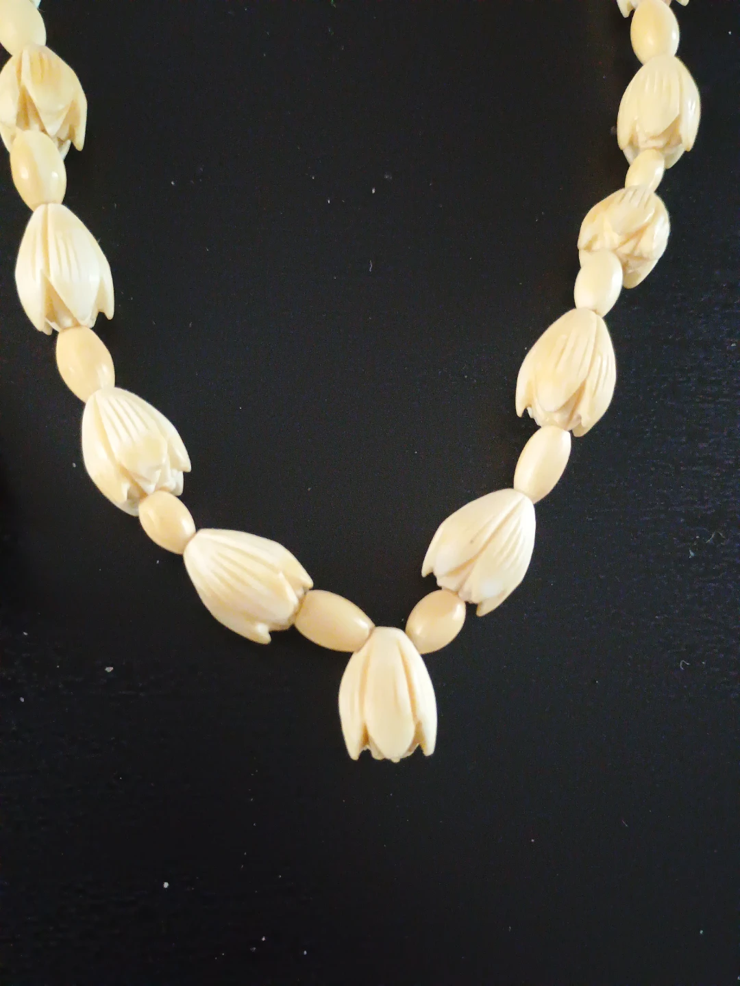 Vintage carved flower necklace - photo 2