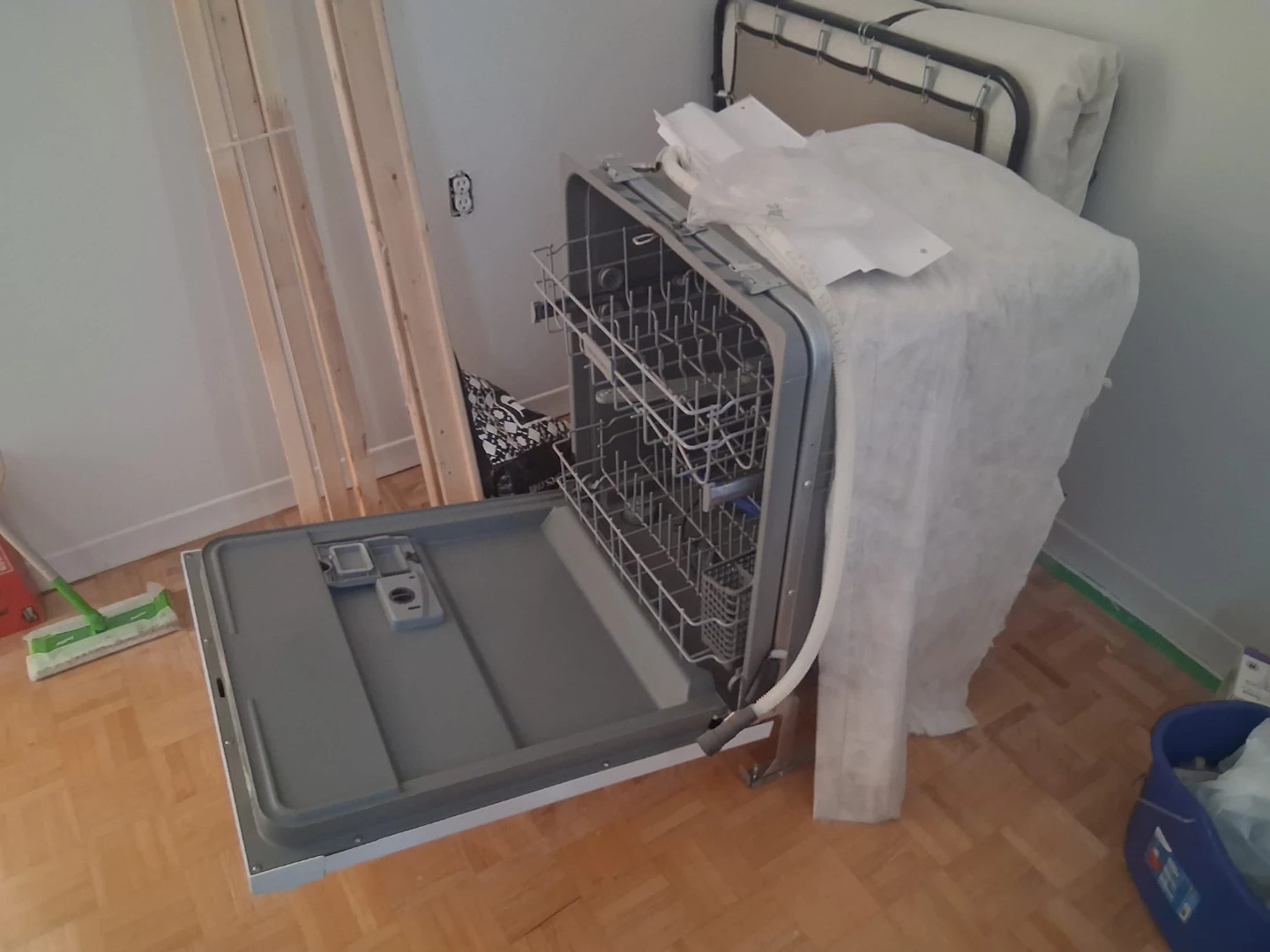 Frigidaire Dishwasher - photo 4
