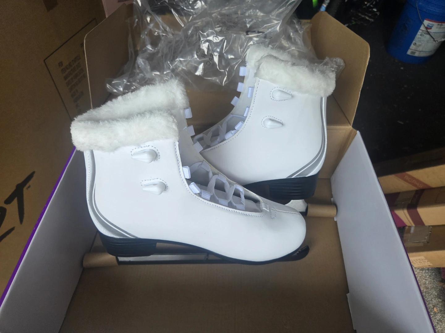 NEW IN BOX Senior Figure Skates Size 7