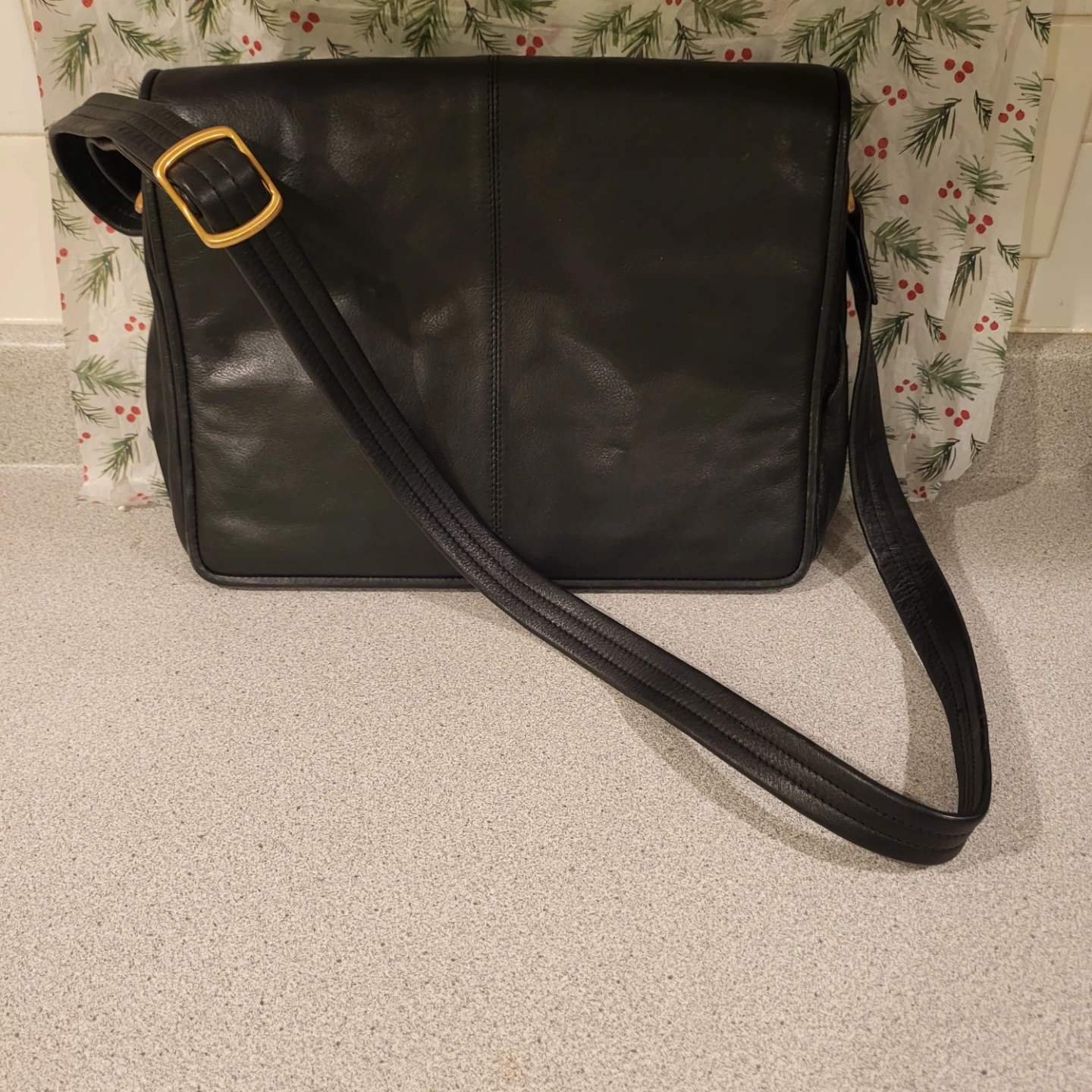 ILI Black Leather Messenger Bag