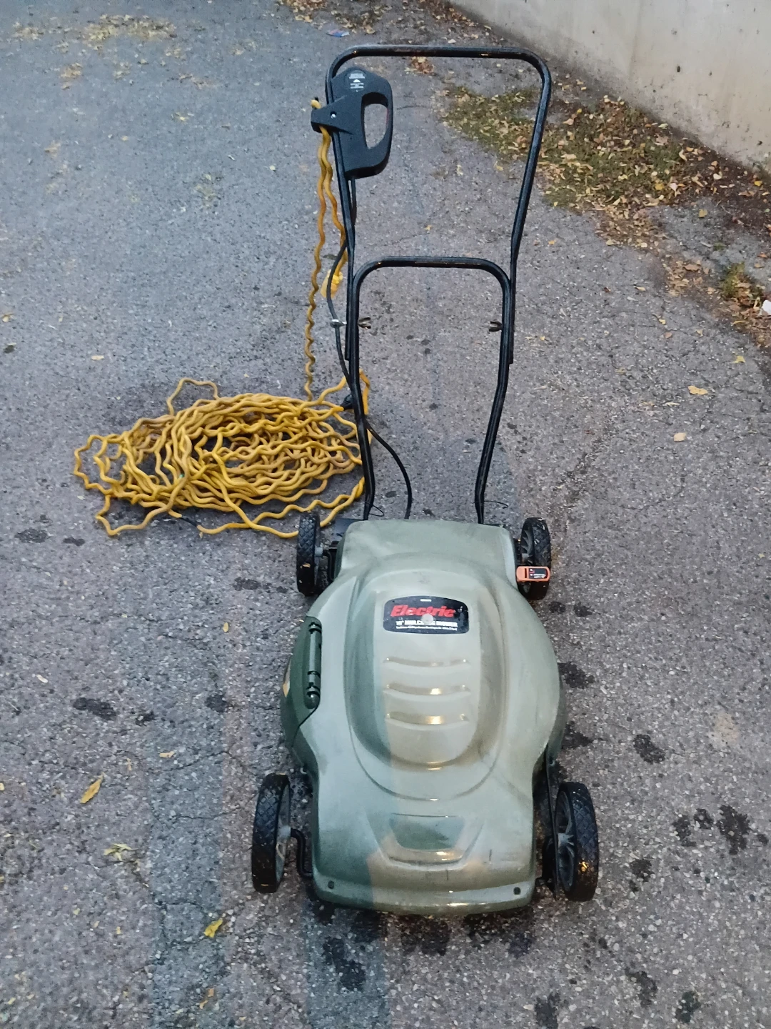 Blsck & Decker Electric 18-inch Mulching Lawn Mower (Football) - photo 2