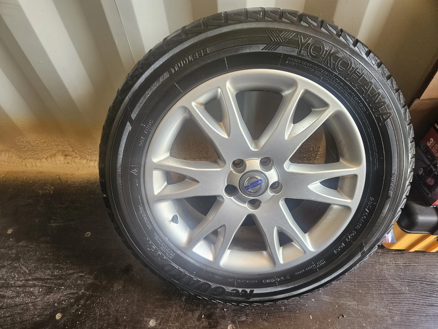 Set of 4 Yokohama IceGUARD Tires with Volvo Rims - photo 4