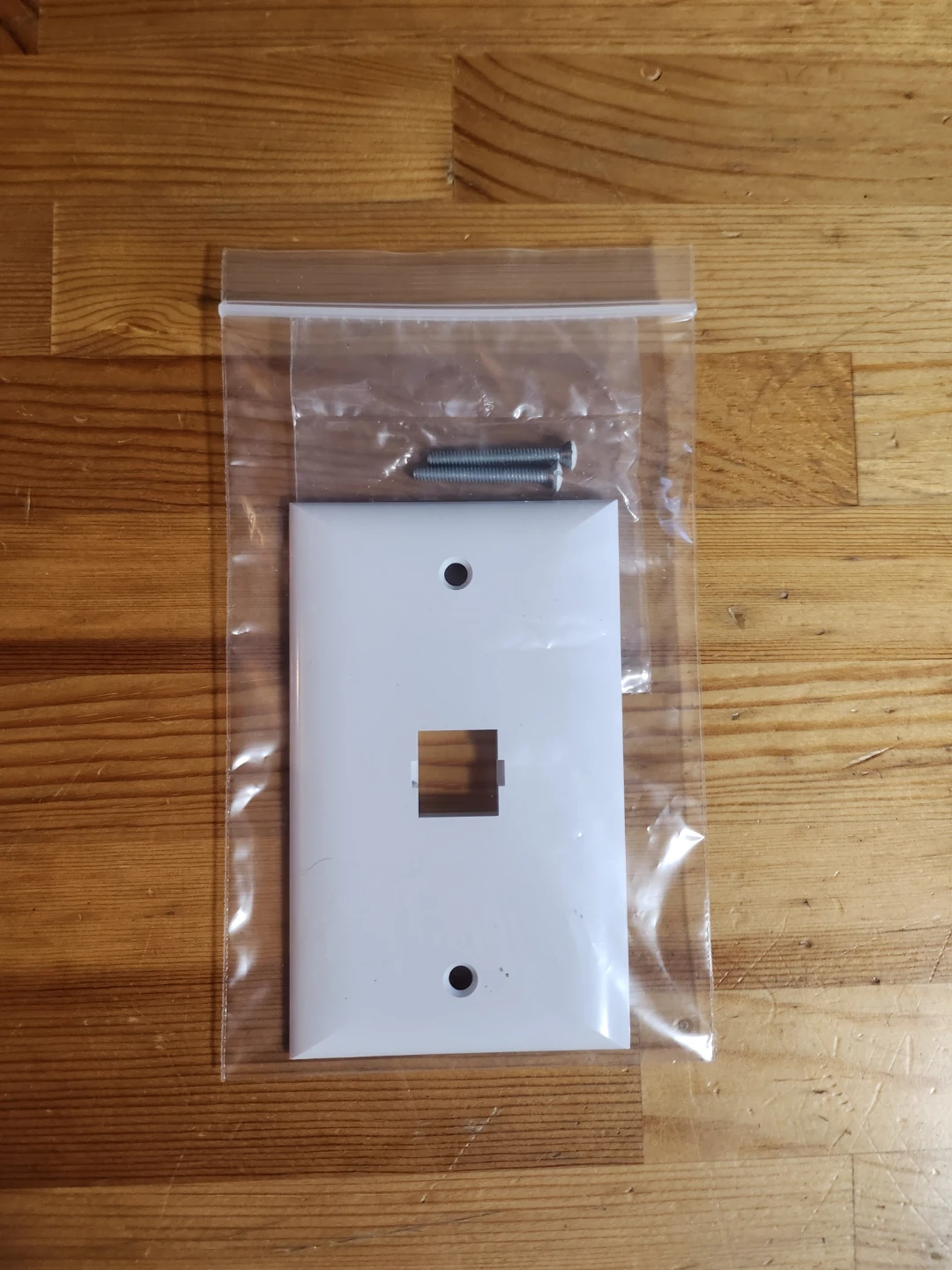 Single Network Port Wall Plate with Screws 🏈