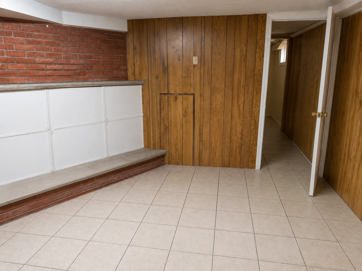 Basement Apartment studio room &Den