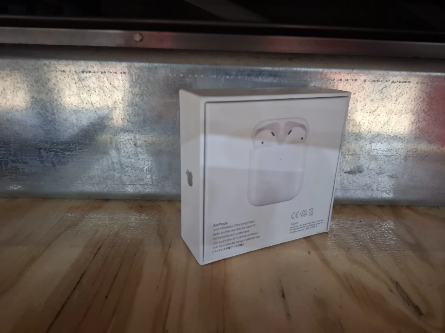 Broken Case Airpods Gen 2 - photo 2