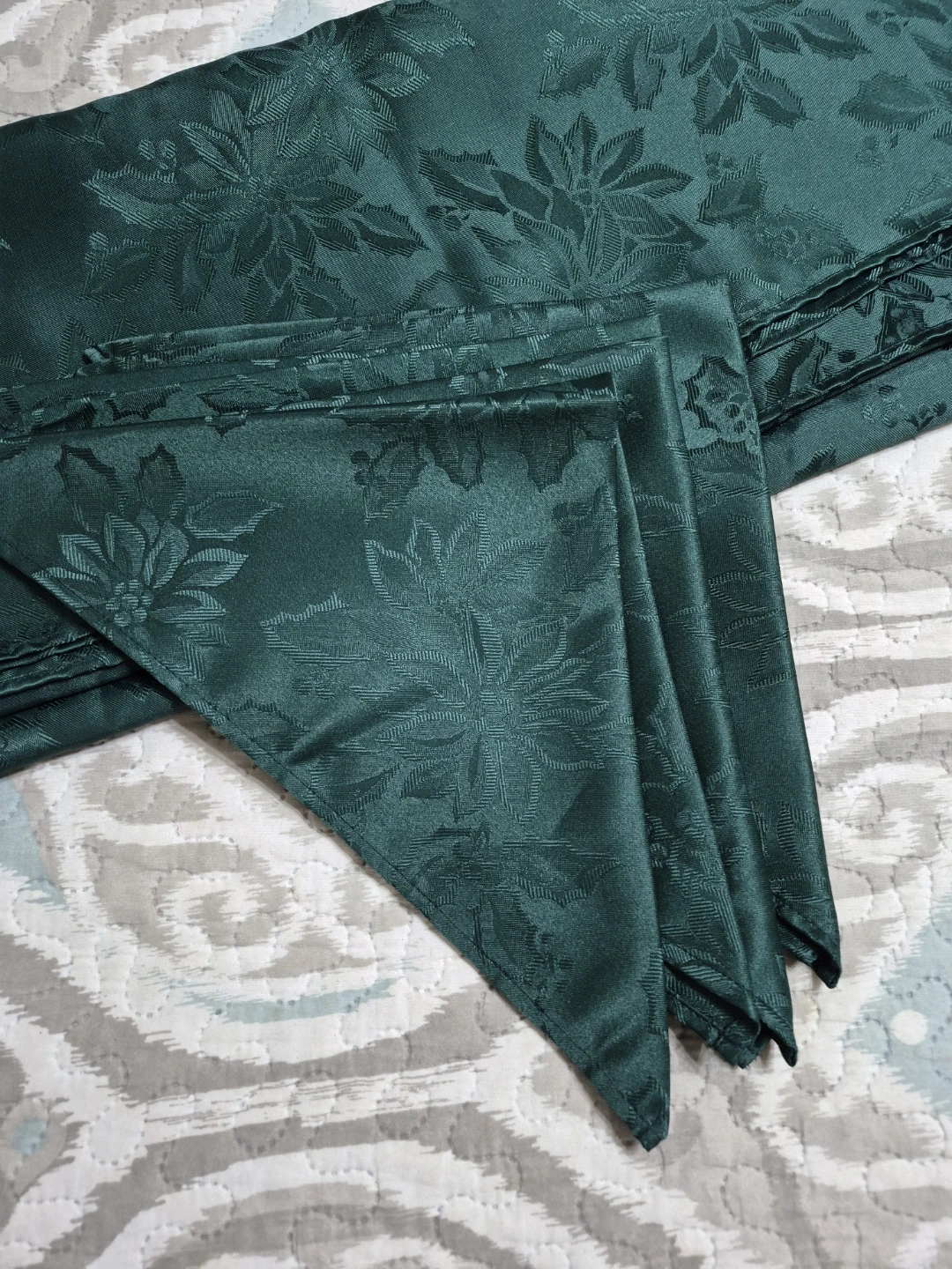 100%  Polyester Christmas Holiday 80" x 60" Tablecloth Table