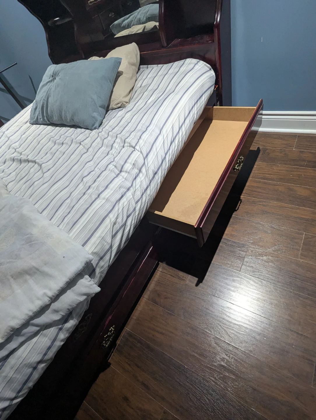 Queen bed with storage in good condition. - photo 5