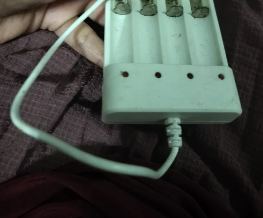 🏈 USB Four-Slot Battery Charger