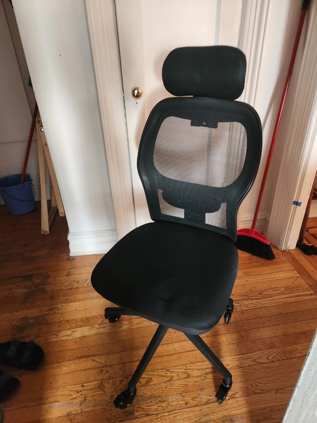 Ergonomic Chair with *silent* Caster Wheels (black)