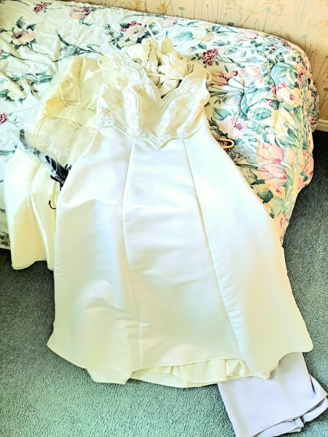 Cream vintage-style wedding or formal dress - photo 3