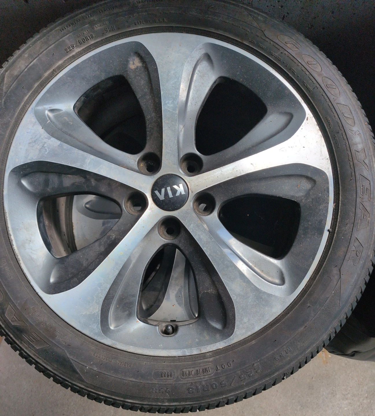 KIA Factory Alloy Wheel with Tire
