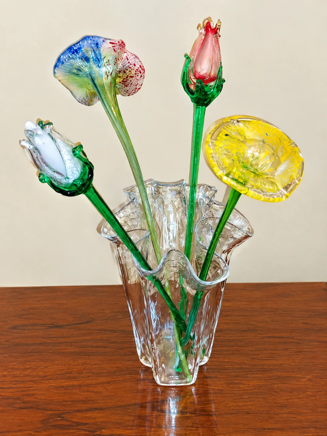 Beautiful Finnish glass vase with handcrafted glass flowers