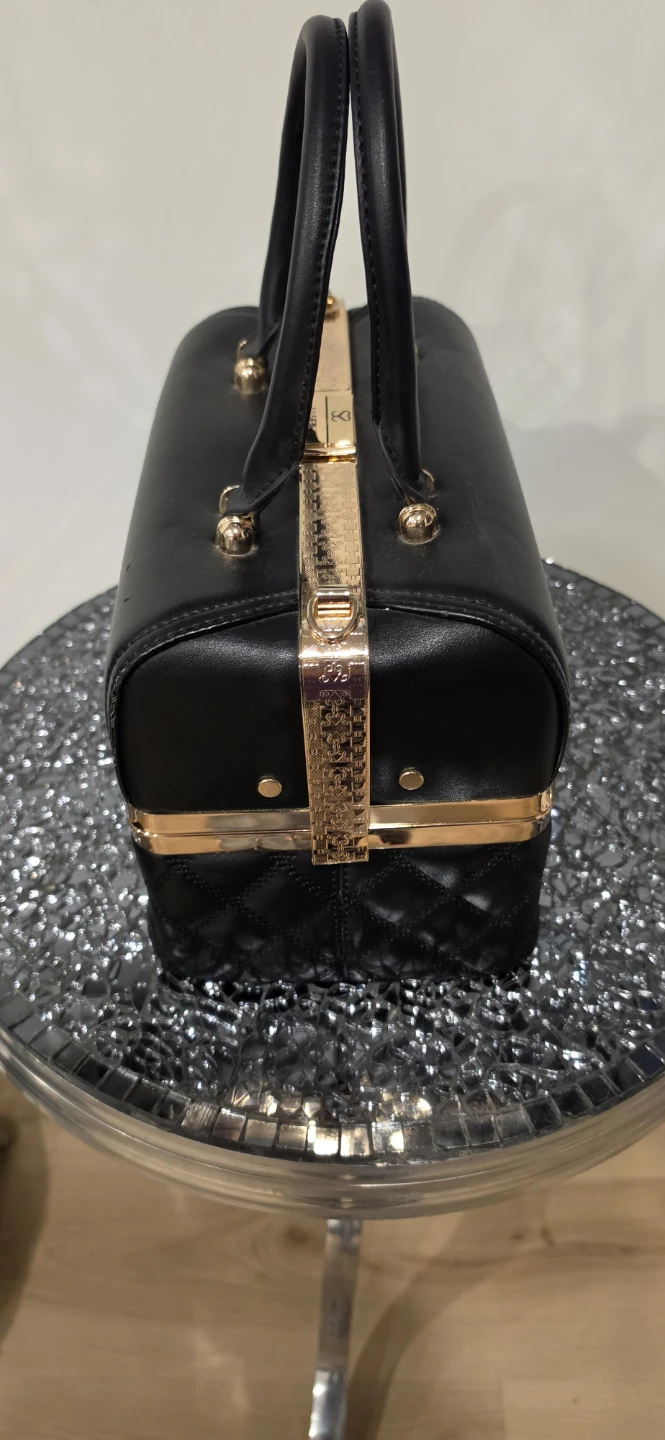 SUSEN Black Quilted Handbag with Gold Hardware - photo 4