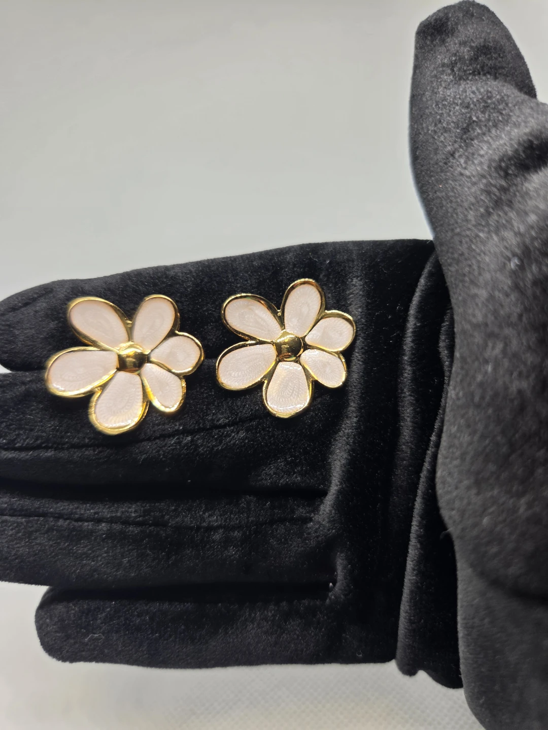 Creamy Cat Eye Flower Earrings, Stainless Steel - photo 2