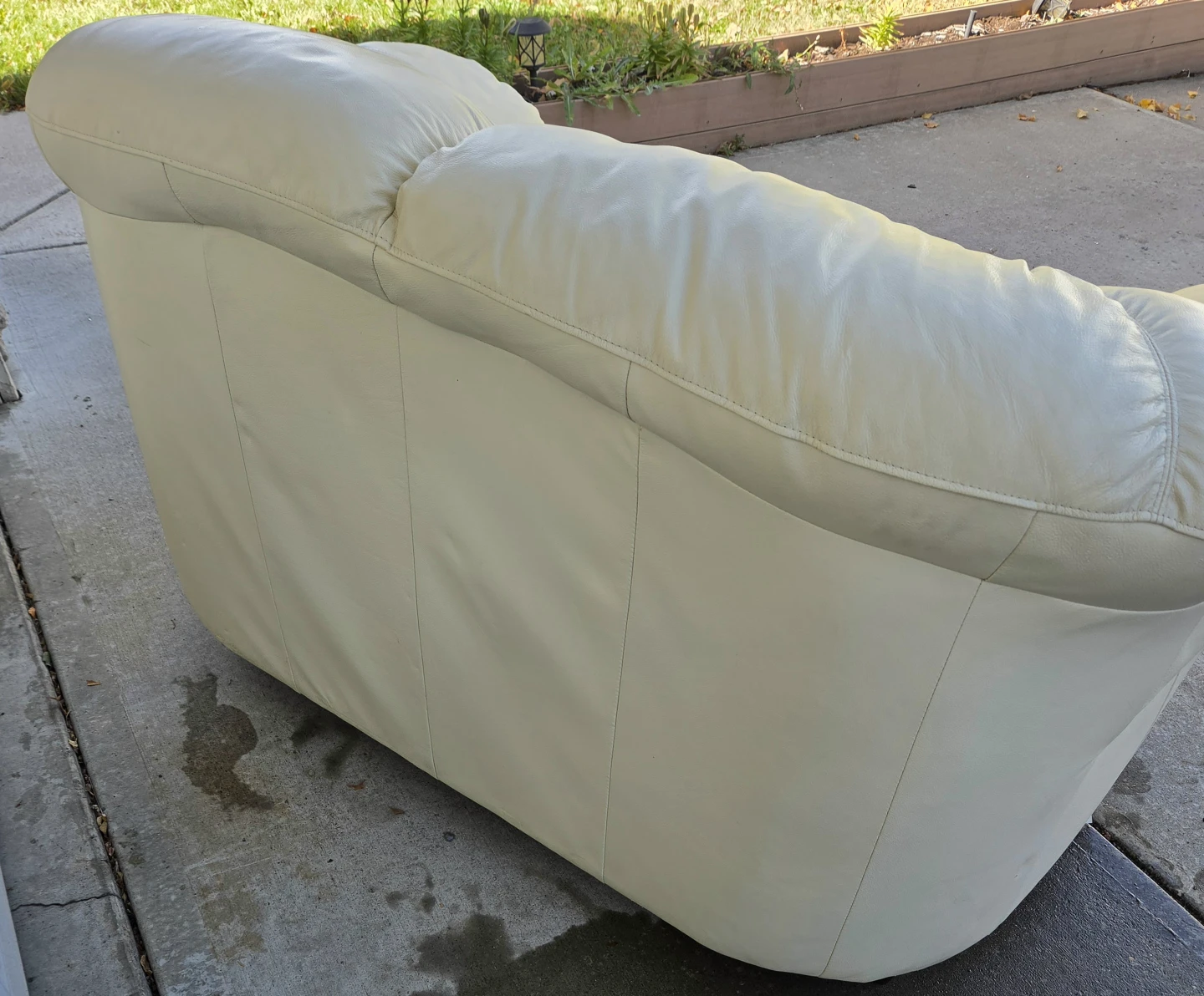 Palliser Furniture Derby Cream Leather Loveseat. Barely Used! - photo 5