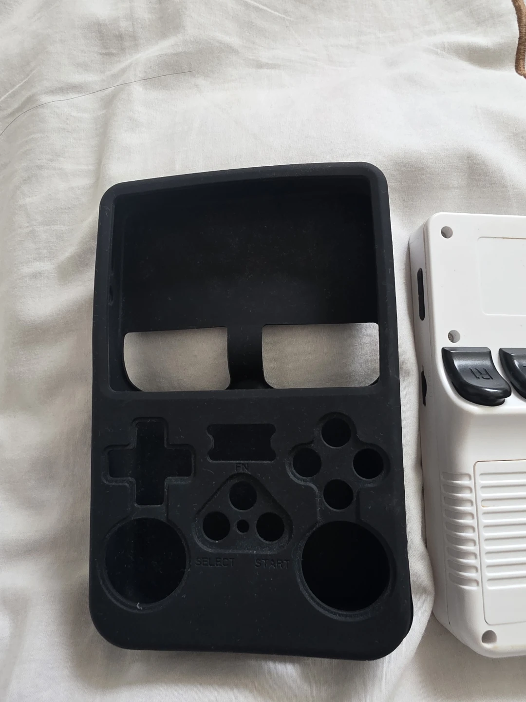 R36S Open Source Handheld Console - photo 3