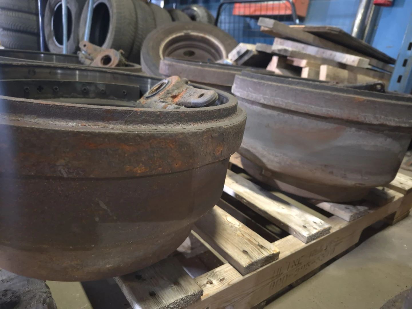 Set of 4 Commercial Brake Drums and Shoes - photo 3
