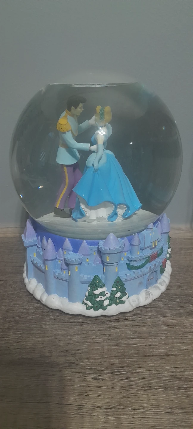 Enesco Disney Cinderlla and Prince Charming Snow Globe
