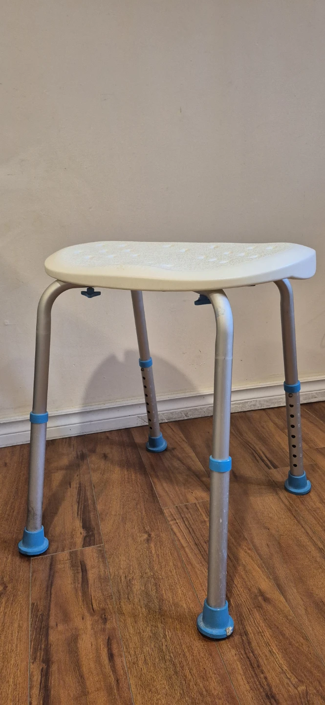 **Moving Sale** Adjusable Shower/Bath Seat - photo 3