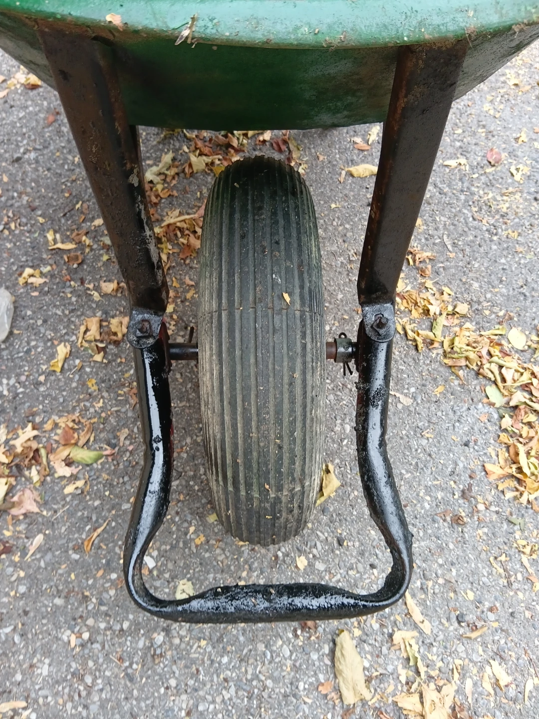 Heavy Duty Green Metal Wheelbarrow - photo 3