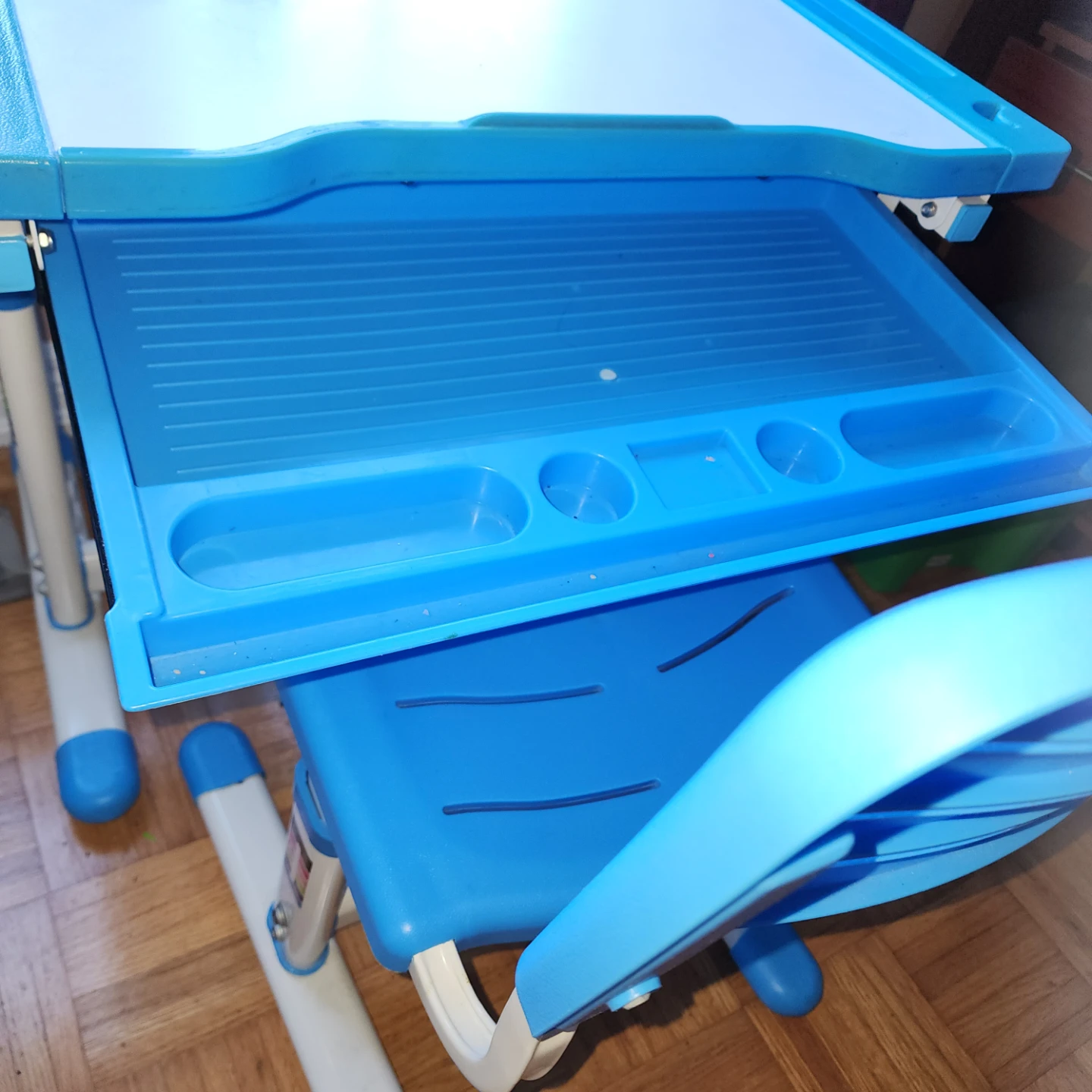 Kids Adjustable Desk and Chair Set - photo 2