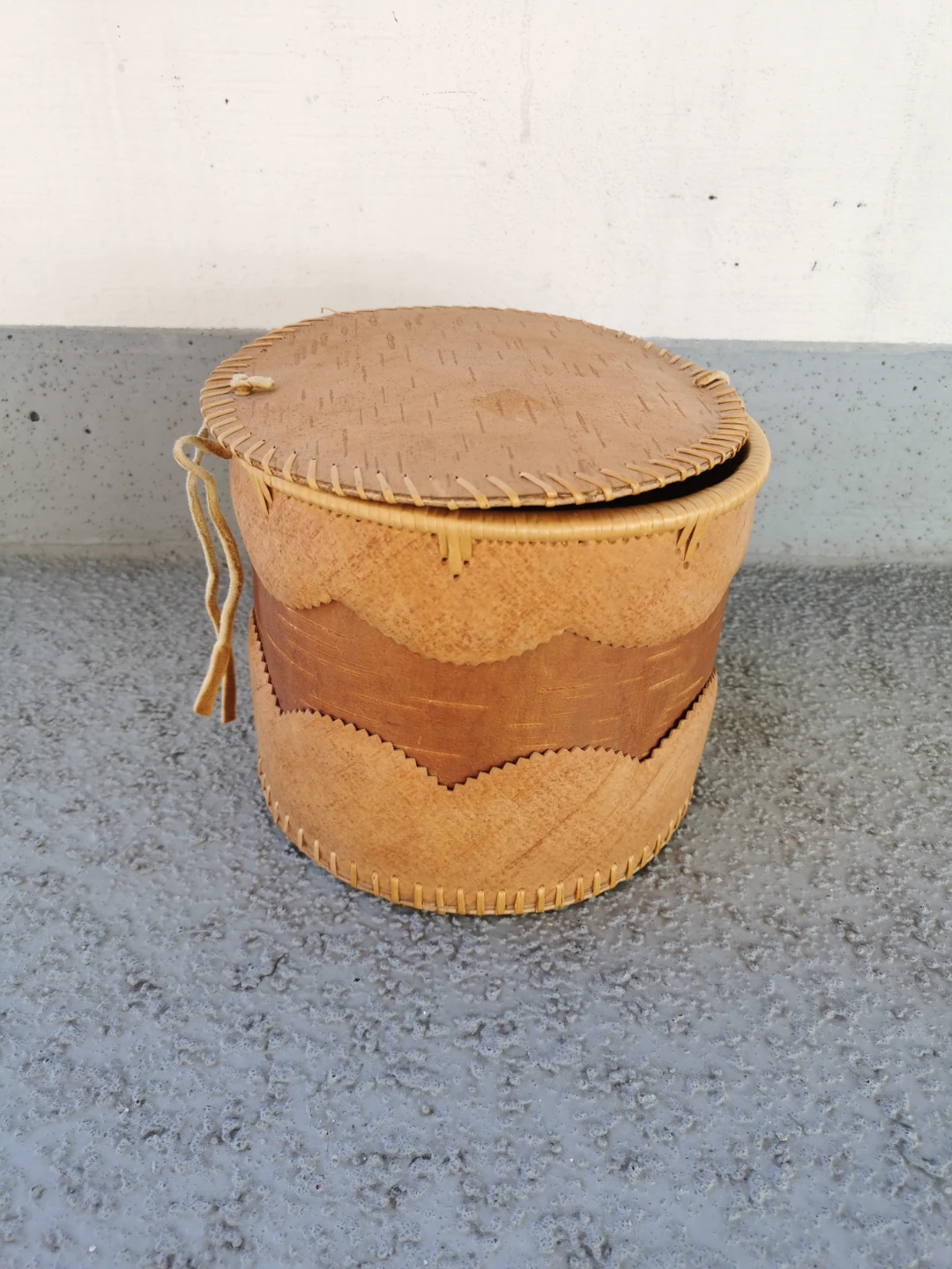 Vintage Handcrafted Birch Bark Lidded Box Vessel Leather Tie - photo 3