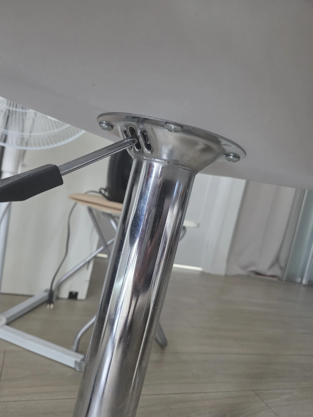 White Bar Stool fix - photo 5