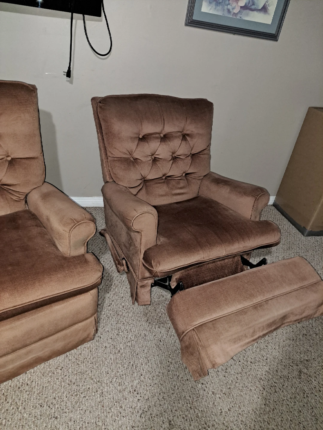 Selling 2 used upholstered chairs /recliners - photo 2