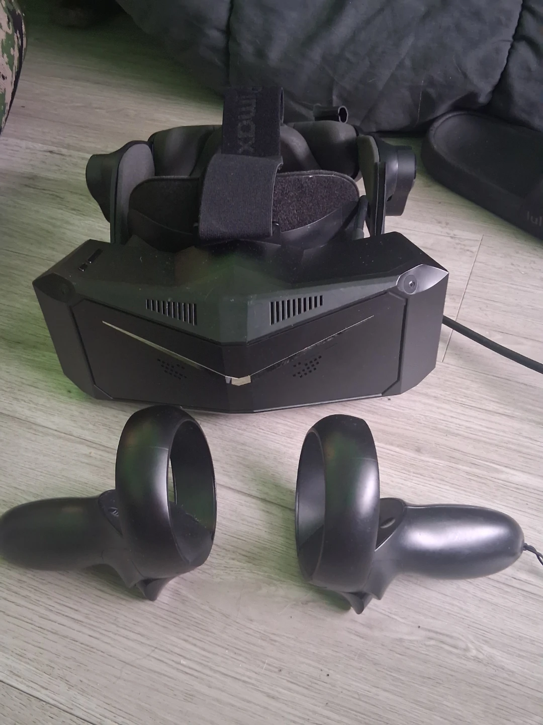 Pimax VR Headset with Controllers - photo 2