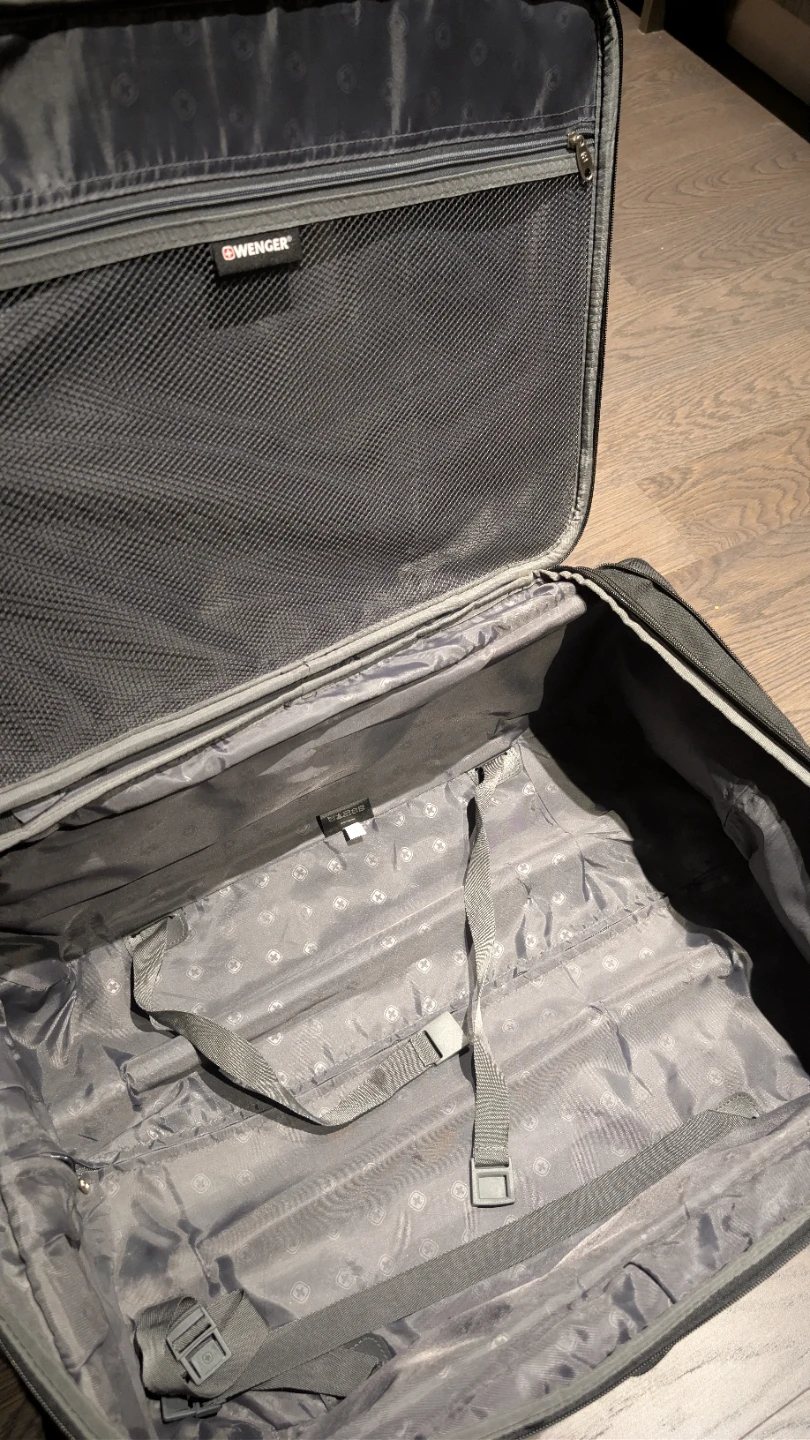Wenger Swissgear black suitcase luggage - photo 2