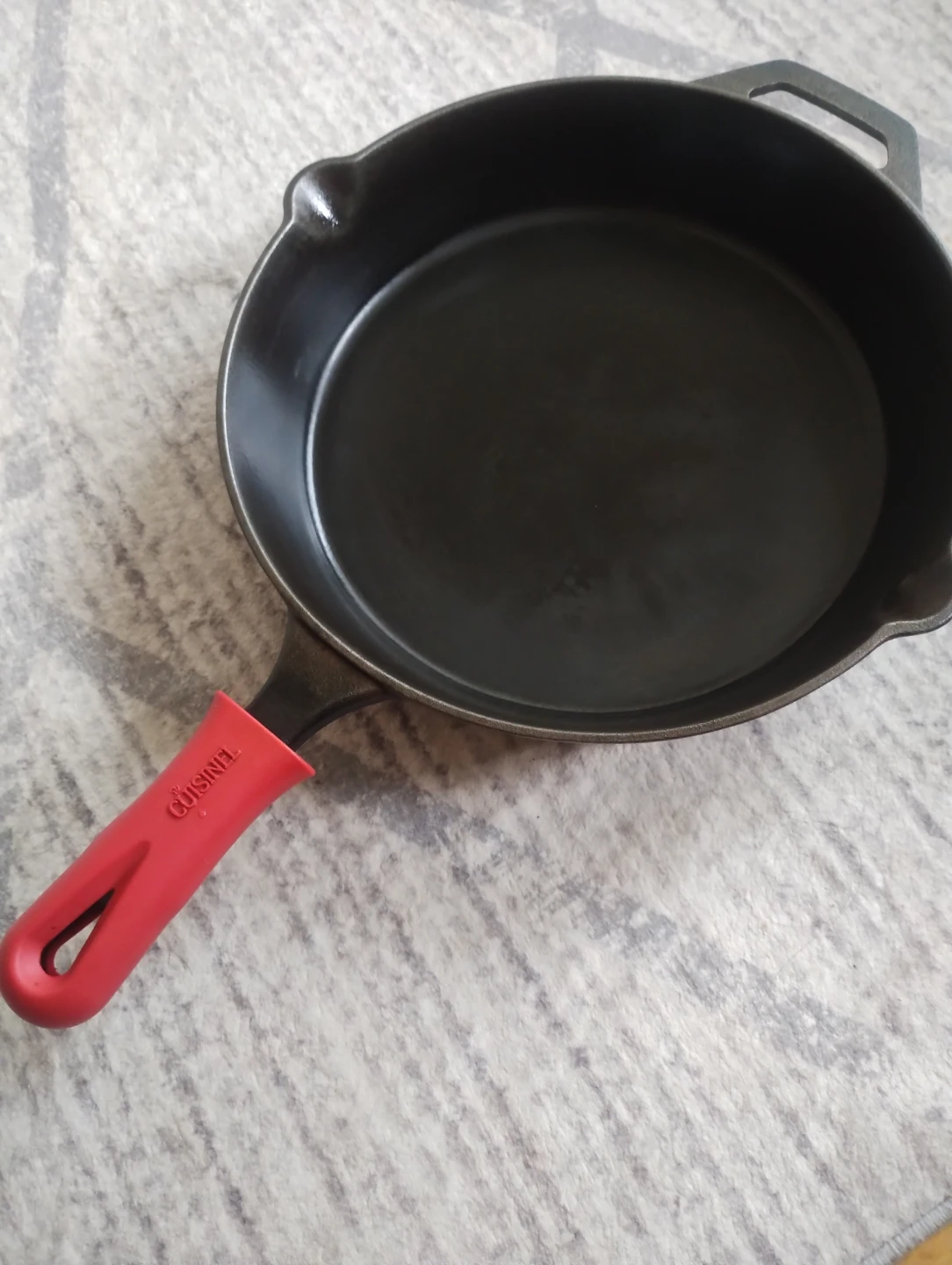 Cuisinel Pre-Seasoned Cast Iron Skillet with Red Silicone Cover - photo 2