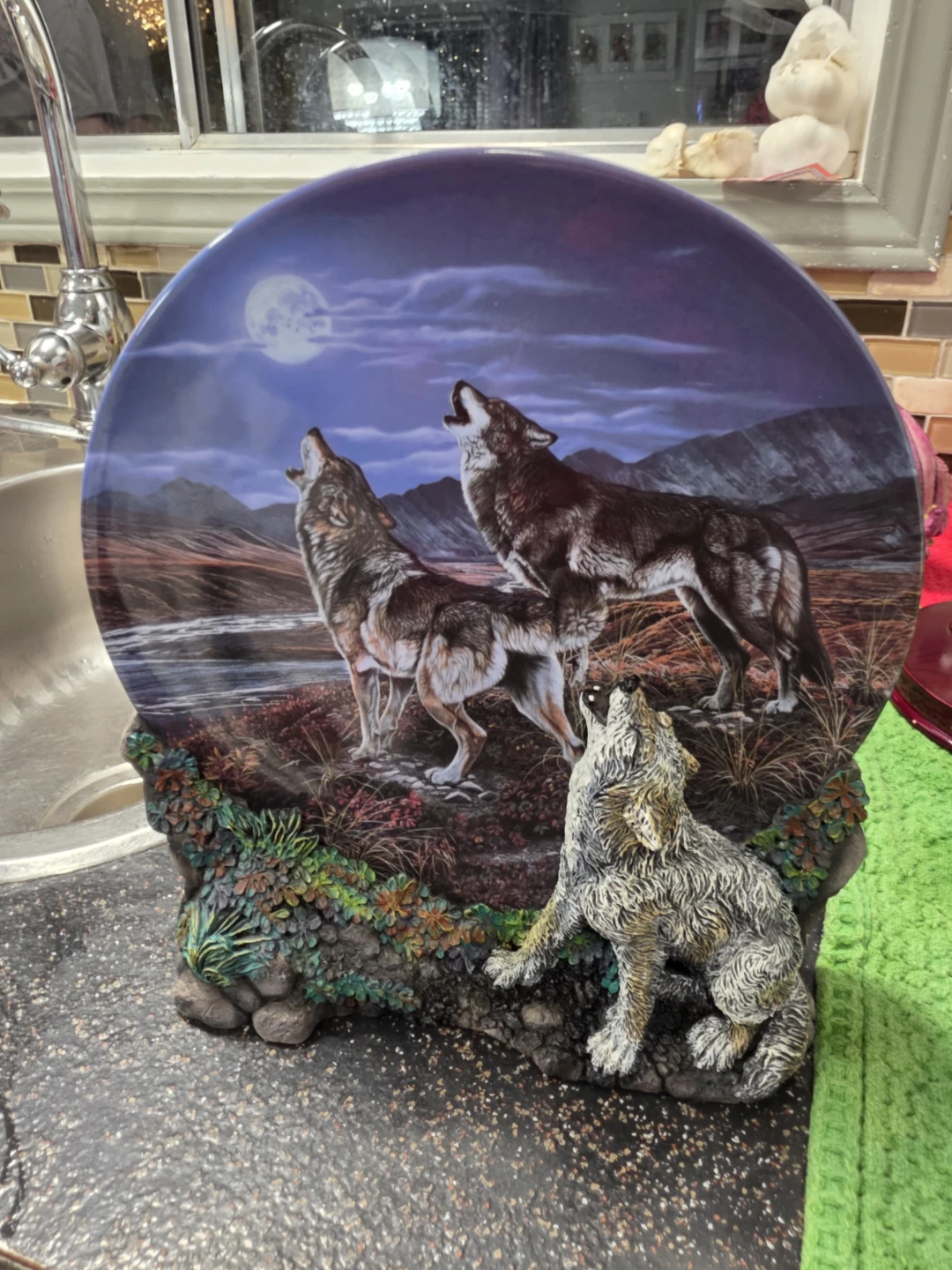 Hamilton Collection Midnight Serenade Wolf Plate