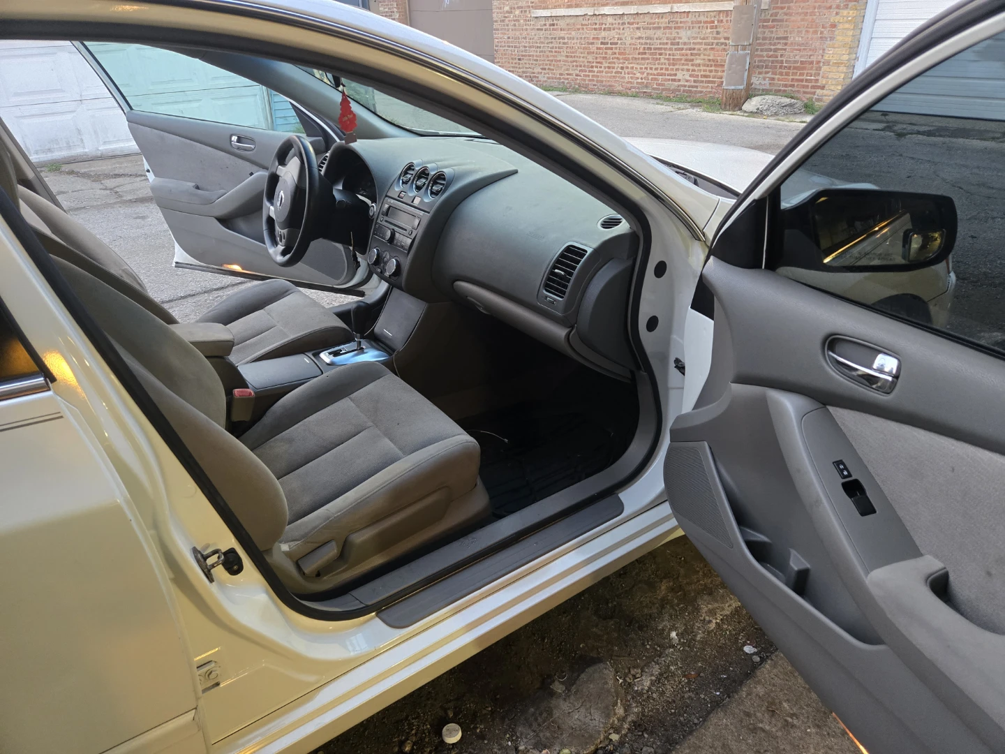 White Nissan Altima Sedan - photo 5