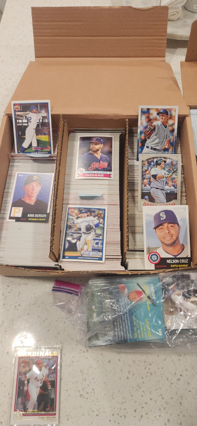 Large Collection of Assorted MLB Baseball Cards