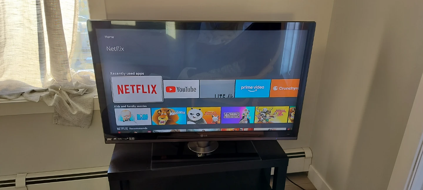 LG 42 Inch TV - photo 2