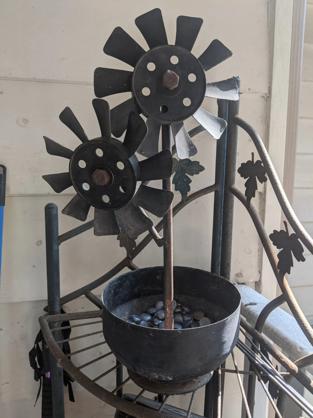 Metal flower yard art decor