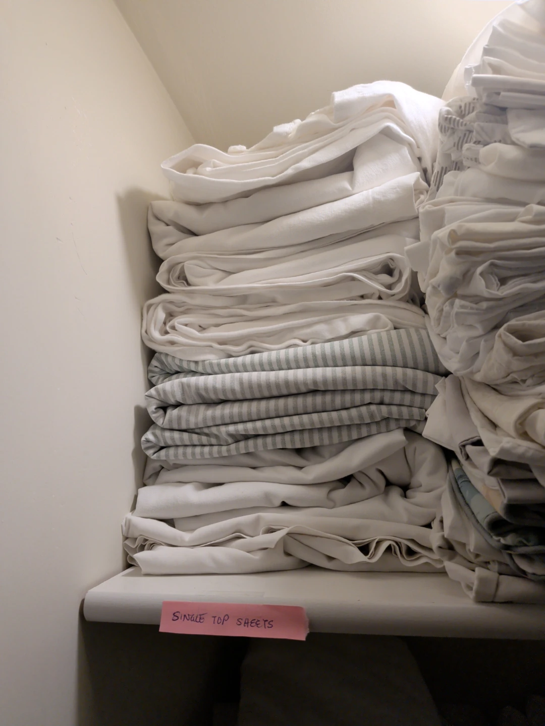 Assorted Single Bed Top Sheets, Fitted Sheets, and Pillow Cases