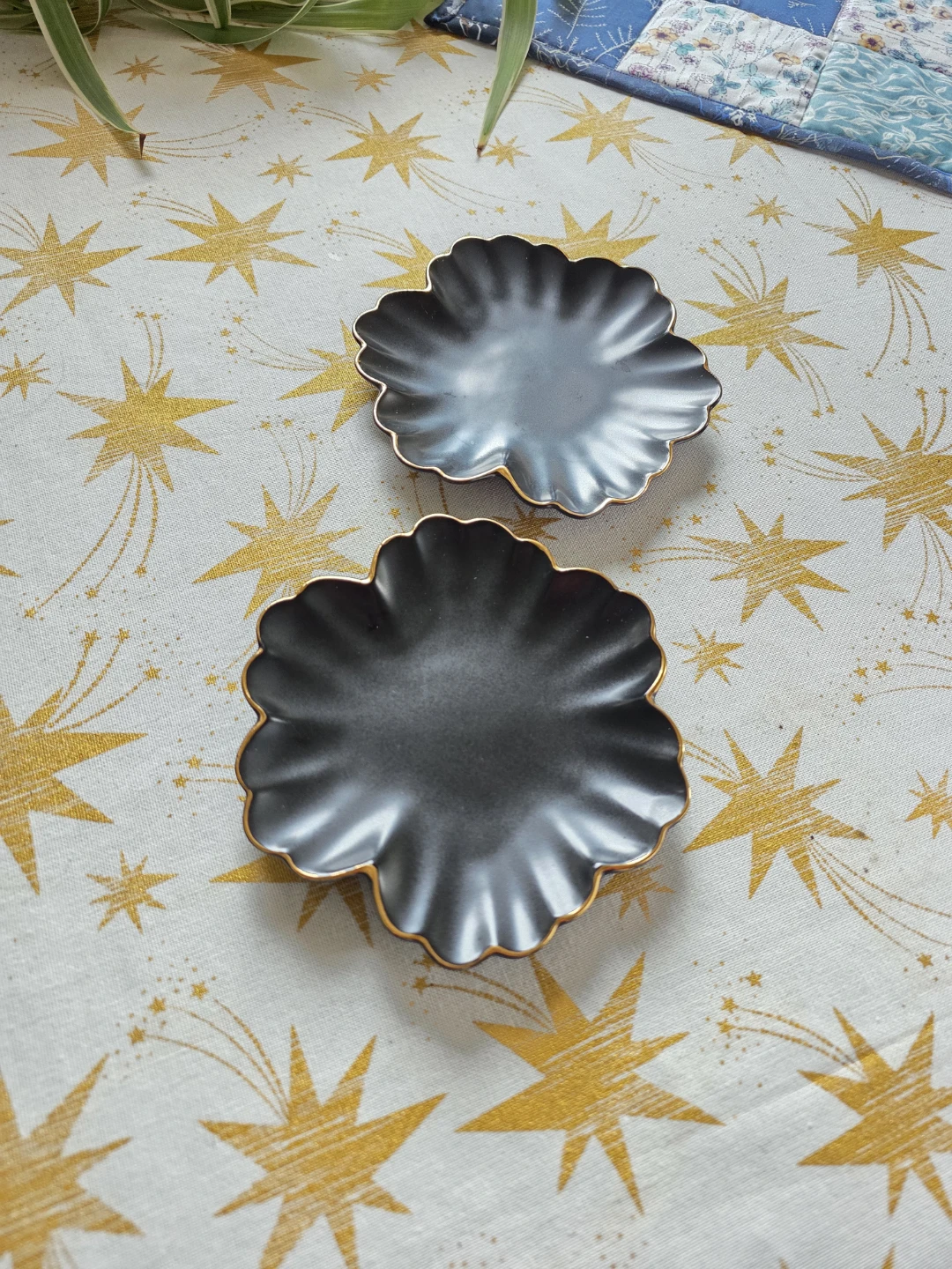 🏈 Set of Two Black Flower Shaped Trinket Dishes