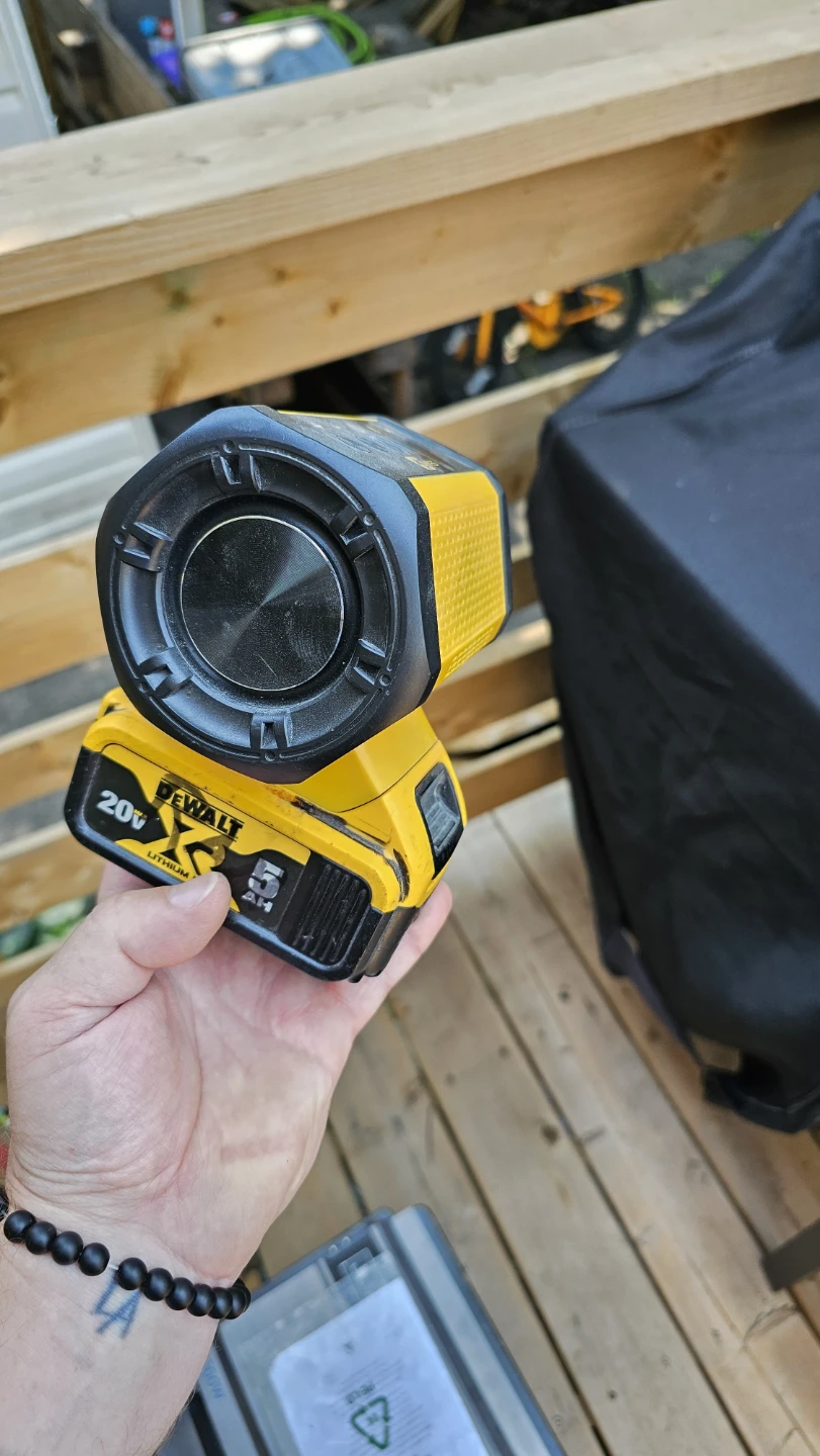 DEWALT 20V Speaker with 5Ah Battery