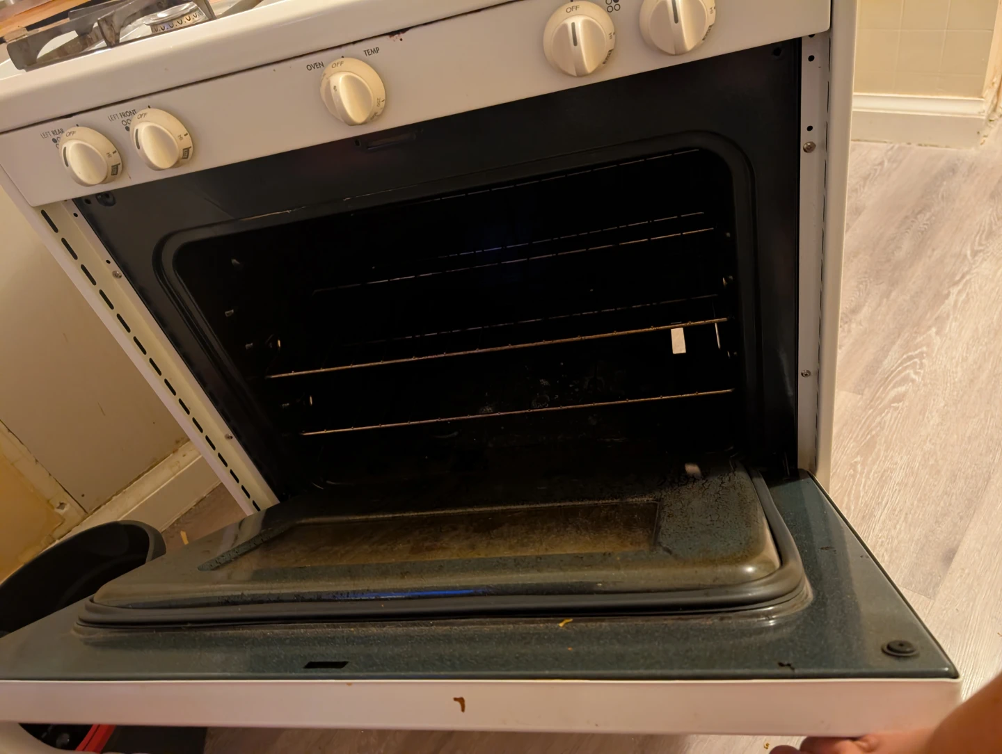 Frigidaire White Gas Range - photo 3