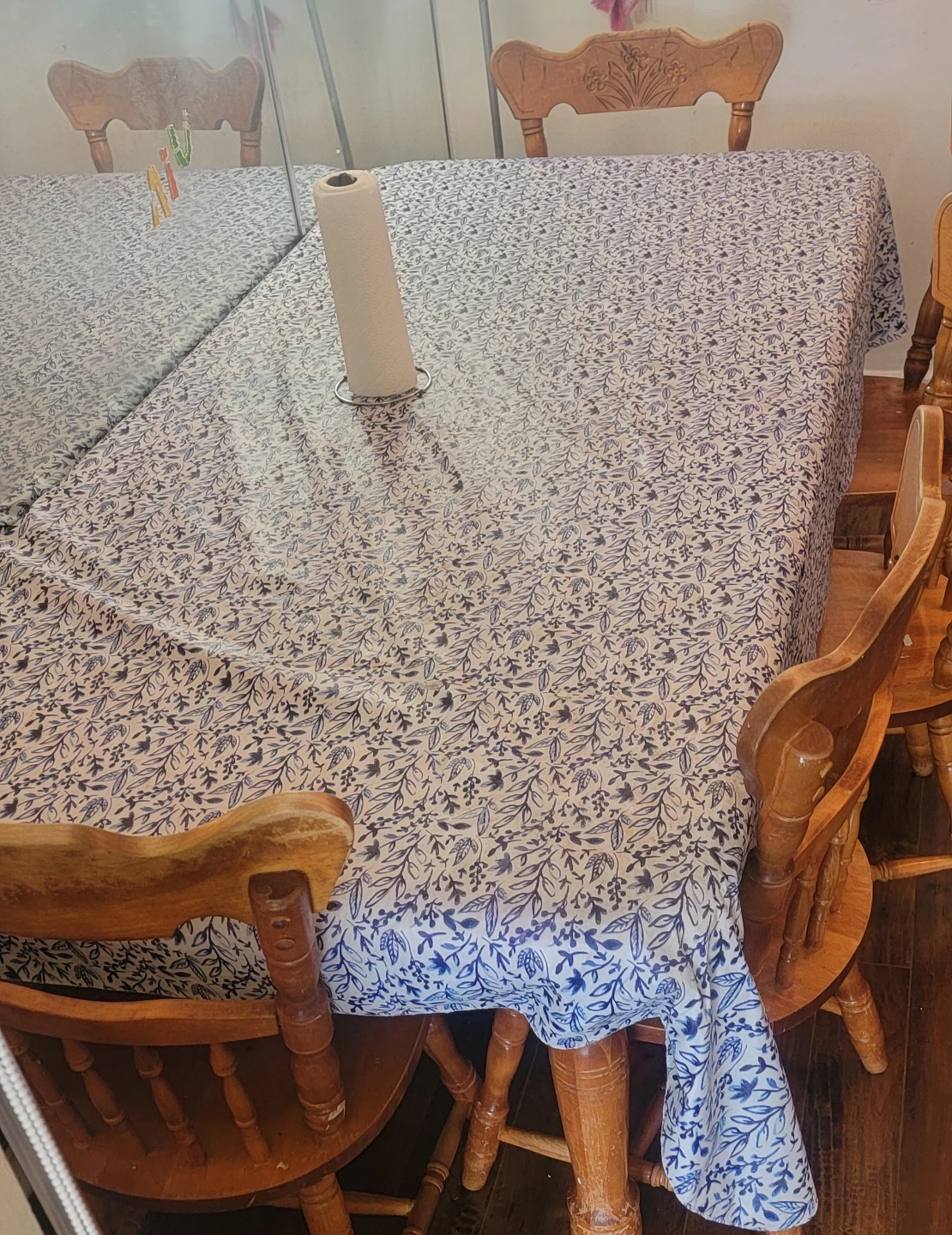 MOVING SALE,Dinning table adjustable with 6 chair
