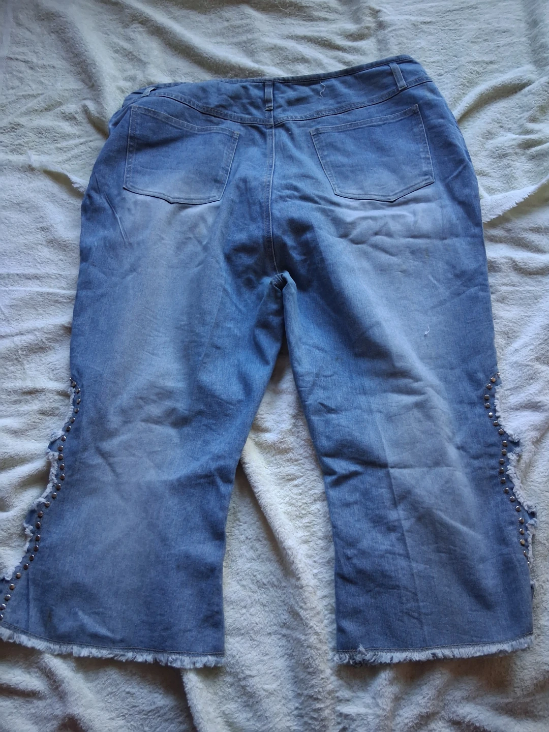 Light wash blue studded capri jeans - photo 2