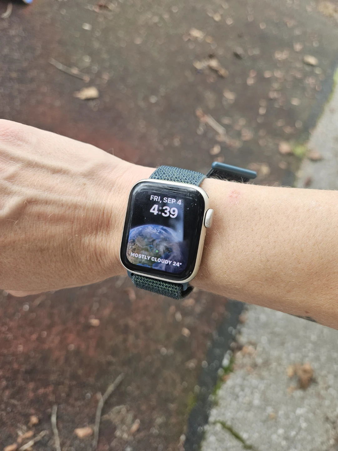 Apple Watch SE (2nd Gen) with Midnight Sport Loop - photo 2