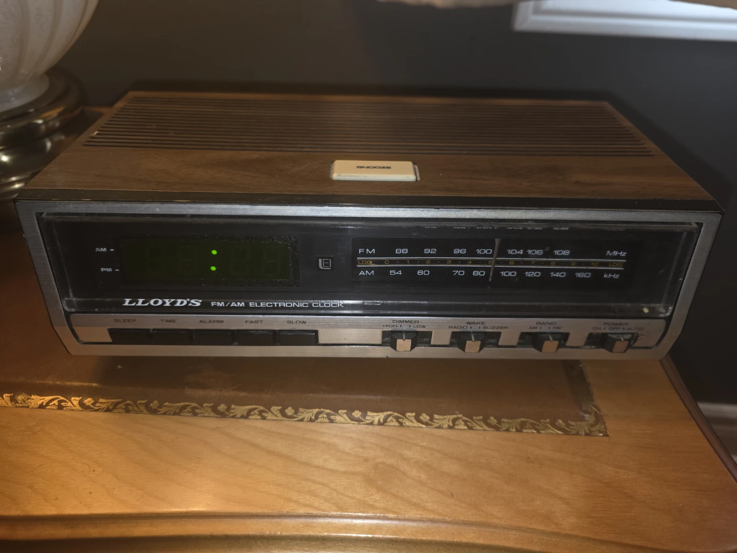 Vintage Lloyd's FM/AM Electronic Clock Radio - photo 5