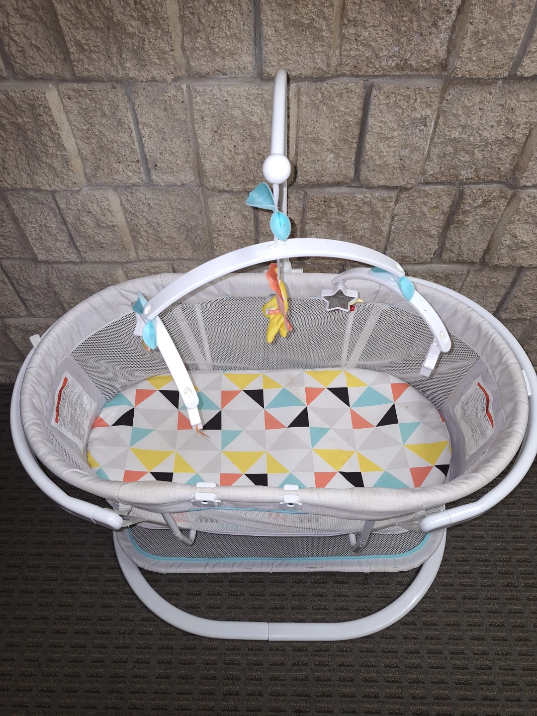 Fisher Price Bayby  Bedside Sleeper  Model FKD 84  Like New l