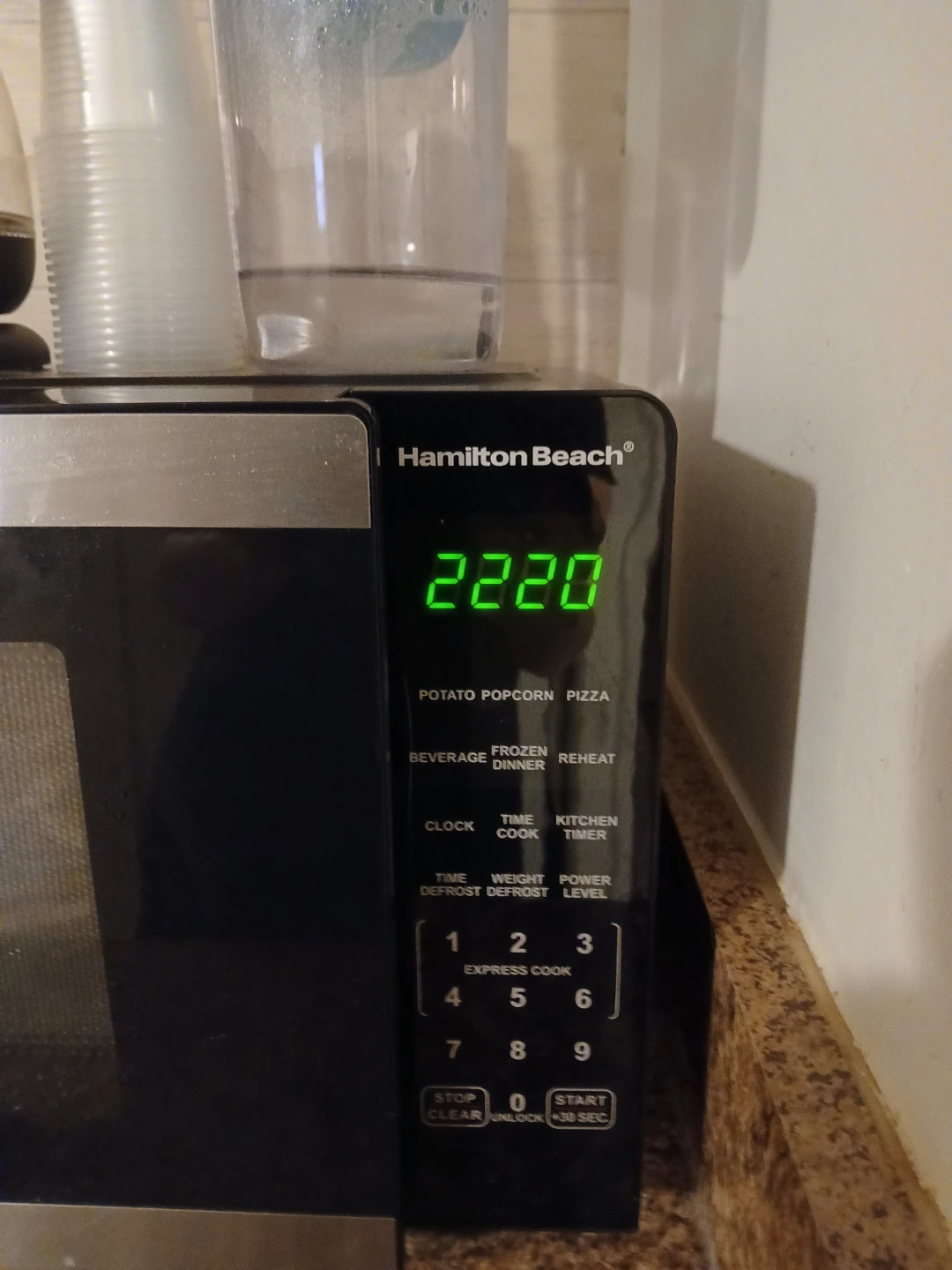 Hamilton Beach 900 Watt Microwave  (like new)