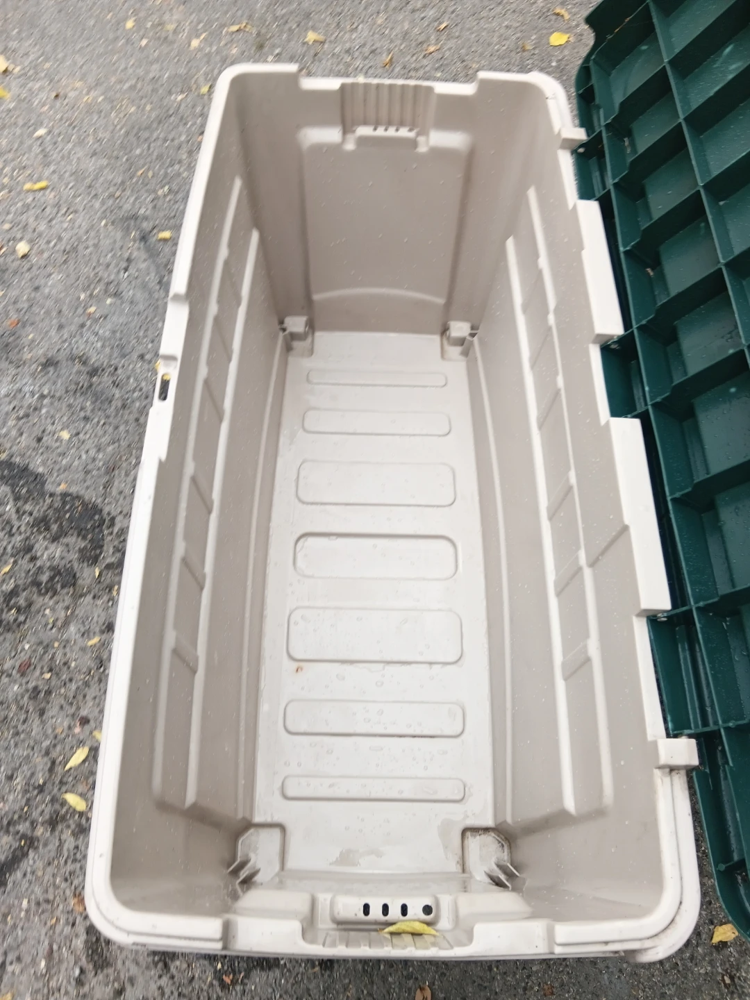 Large Rubbermaid Outdoor Durable Plastic Storage Deck Box - photo 4