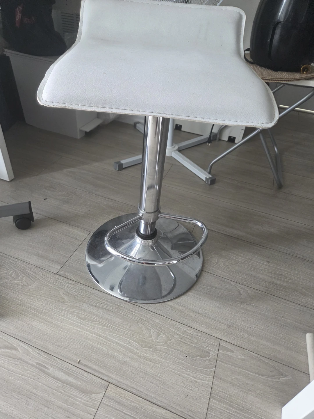 White Bar Stool fix - photo 2