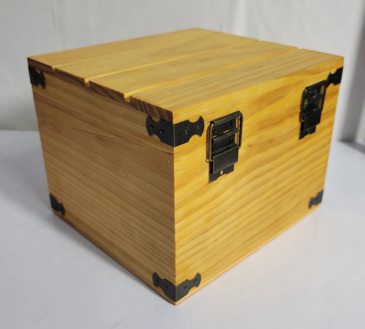 Wooden storage box with metal latch. Like new - photo 2